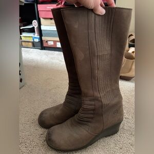 Keen Women’s Size 10.5 Brown Zurich Leather Wedge Heel Knee High Boots aside Zip